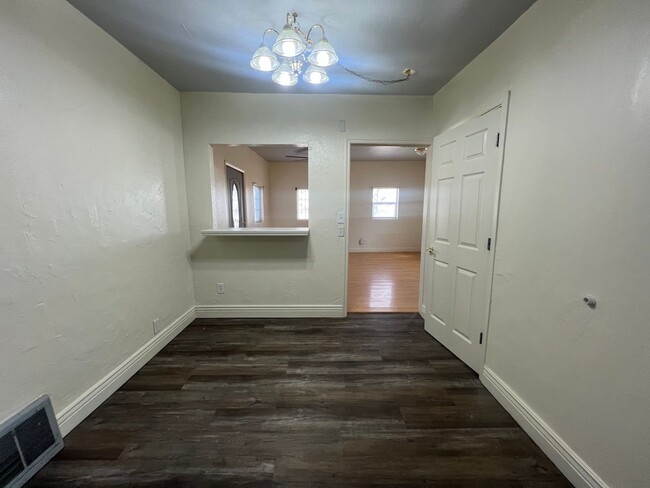 Building Photo - Cute Two Bedroom One Bathroom Single Famil...