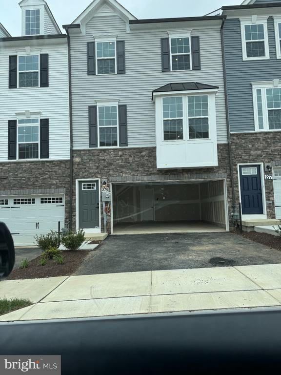 Primary Photo - 275 Thoroughbred Ln