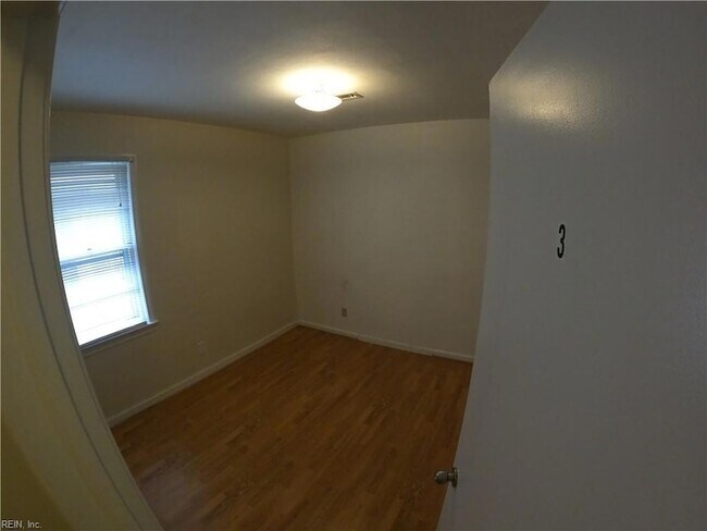 Building Photo - 1725 W 49th St