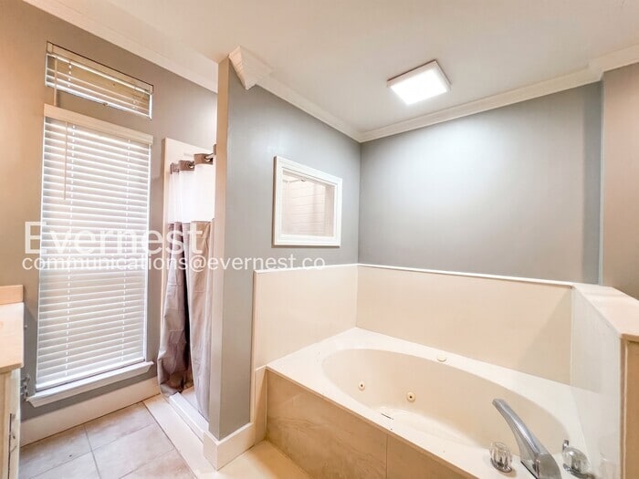 Building Photo - 7900 Hunter's Crossing