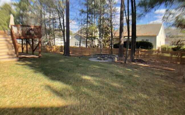 Building Photo - Meticulously maintained 3 bed, fenced yard...