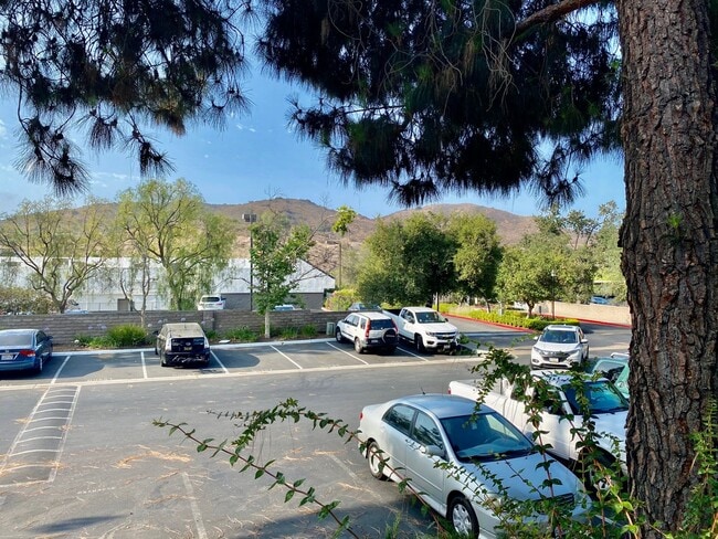 Building Photo - Thousand Oaks- Three Bedroom Condo