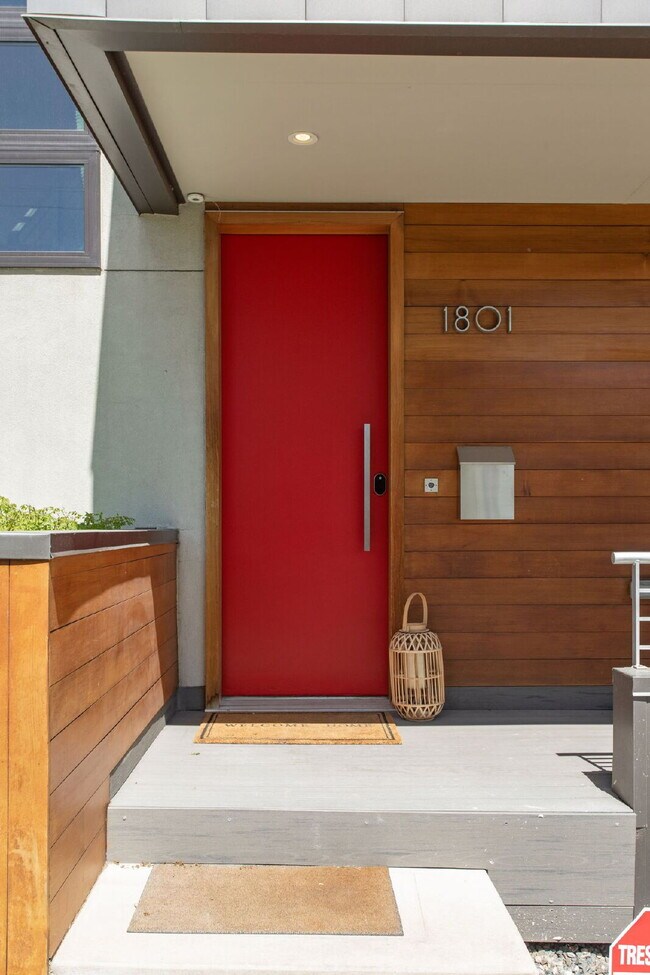 Building Photo - Spacious 5-Bed / 4-Bath home in LoHi for rent