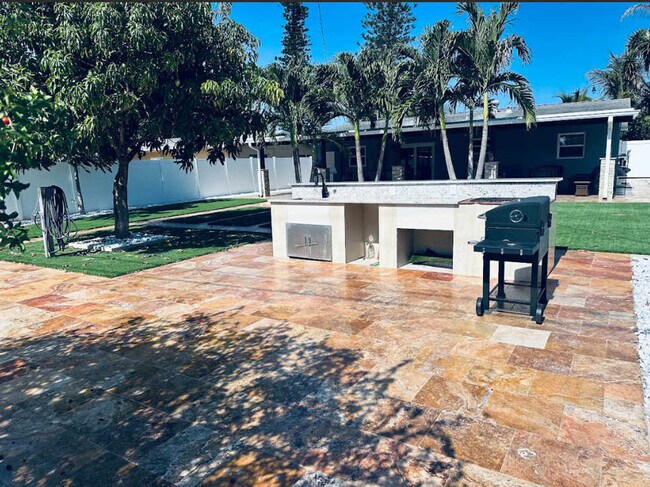 Building Photo - 4211 NE 13th Ave