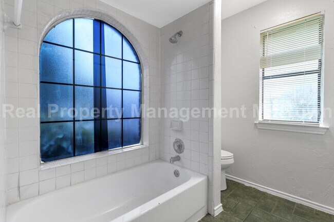 Building Photo - Charming Home in Established Community