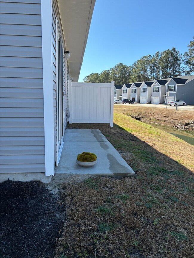 Building Photo - FORMER MODEL townhome at Villa Grande community