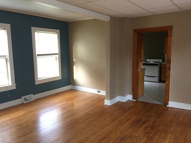 Building Photo - 3 Bedroom Near UWO