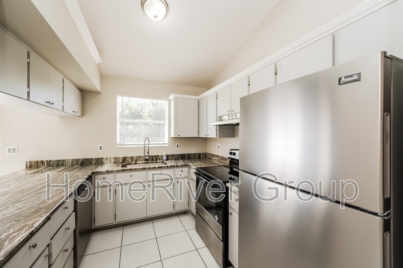 Building Photo - 1428 SW 11th Ave