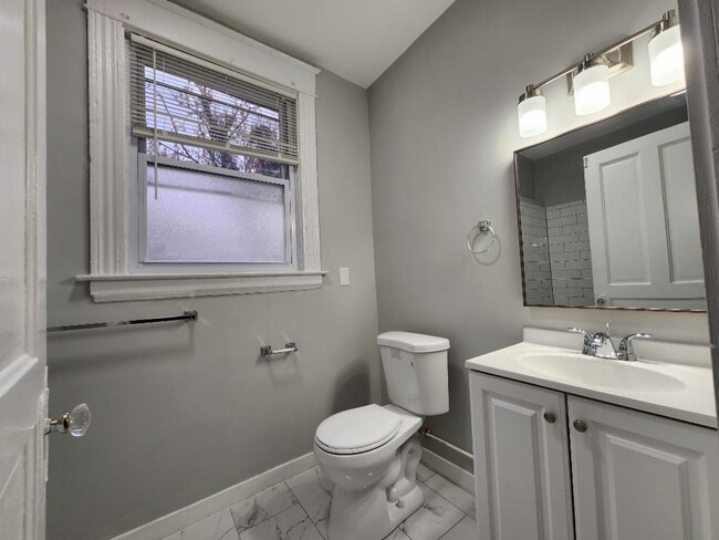 Building Photo - 6 bed-2 full bath Updated home in Walnut H...