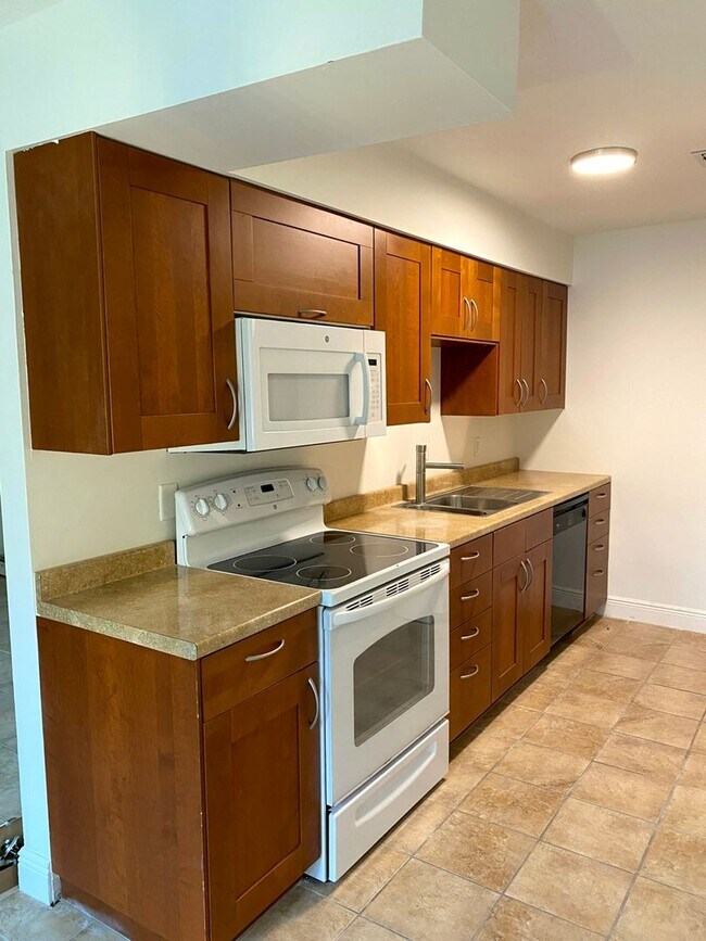 Building Photo - Southern Oaks 2 / 2 with Office & Sun Room