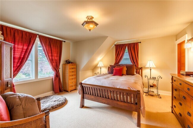 Building Photo - Meticulously designed Craftsman in North Beach with private beach access.