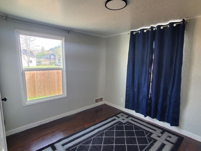 Building Photo - Remodeled 2-Bedroom Home in Roseburg