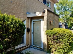 Building Photo - Cozy 3 bedroom 1.5 Bathroom Townhouse! Hardwood Throughout! Parking Included In Rent! Available f...