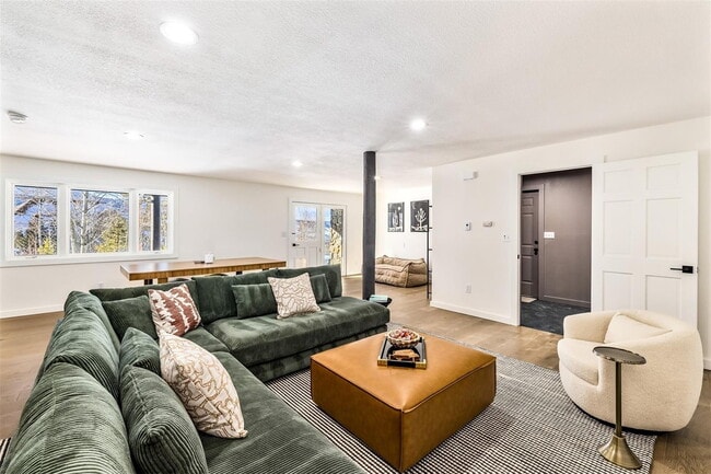 Building Photo - Fully Remodeled 4 bedroom Home in Hamilton Creek