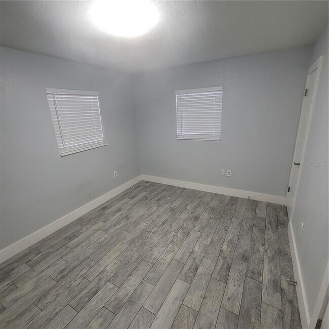 Building Photo - 409 S Lakeland Ave