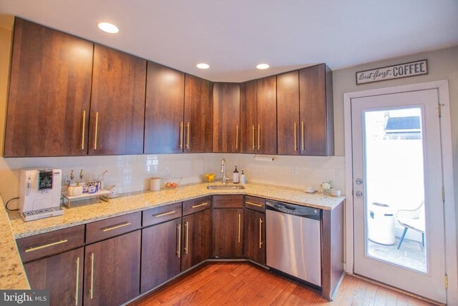 Building Photo - 140 Mercy St