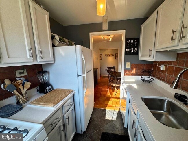 Building Photo - 4372 N Pershing Dr