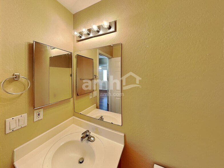 Building Photo - 7024 W Rose Ln