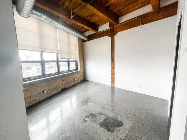 Building Photo - 2061 N Southport Ave