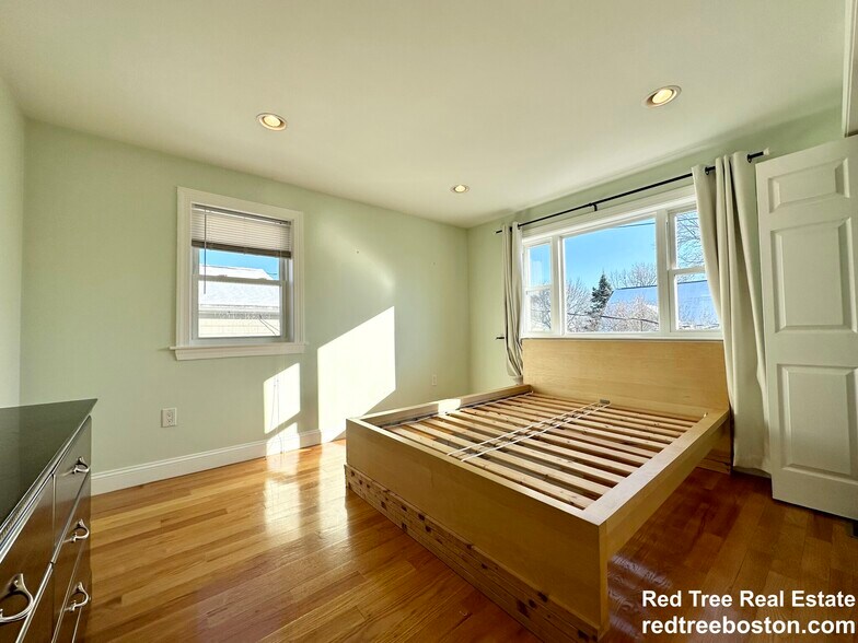 Building Photo - 62 Dunboy St