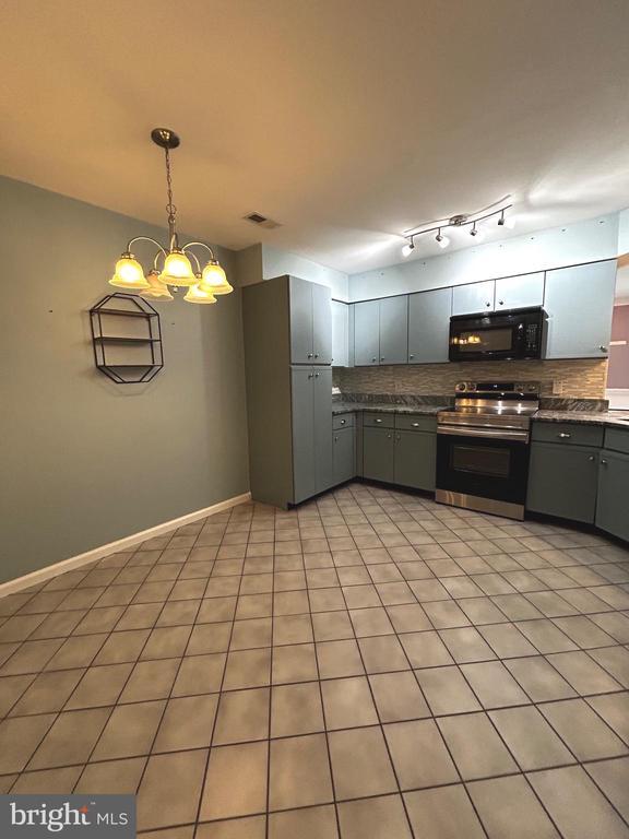 Building Photo - 1410 Stratford Ct