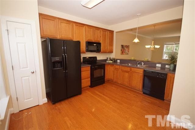 Kitchen - 303 W Savannah Ridge Rd