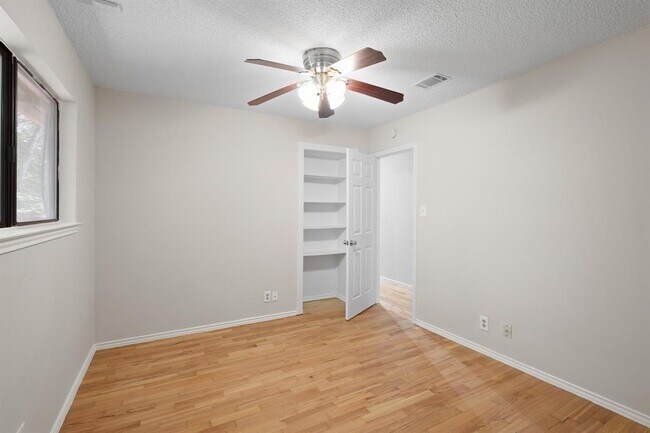Building Photo - 2218 Bahama Rd