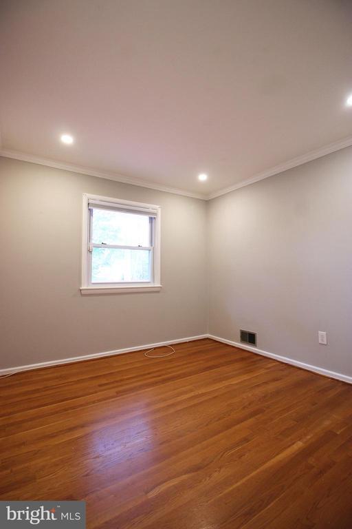 Building Photo - 102 Yeonas Dr SE