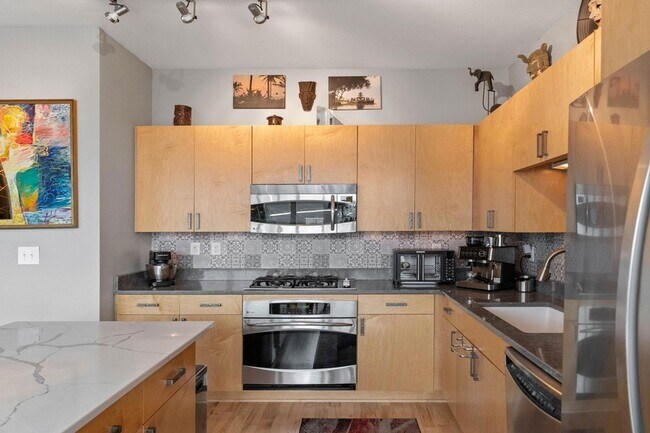 Building Photo - 215 10th Ave S