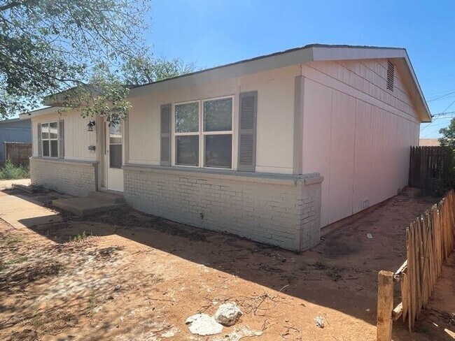 Building Photo - Modern Comfort Awaits: Your Dream 3-Bedroo...