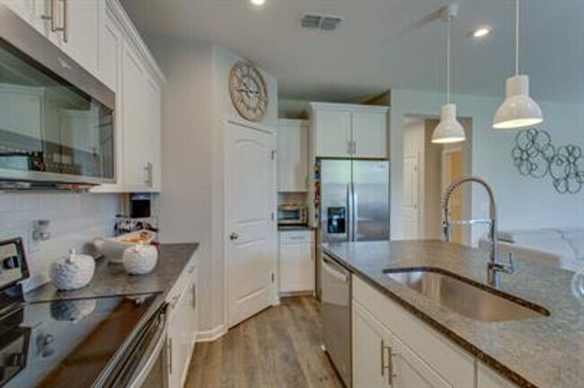 Building Photo - Beautiful Townhouse in Murfreesboro!