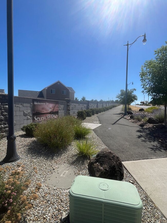 Building Photo - NEWER BUILT 3 BED/2 BATH HOME