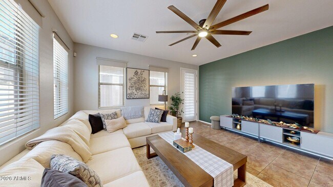 Building Photo - 3272 E Meadowview Dr