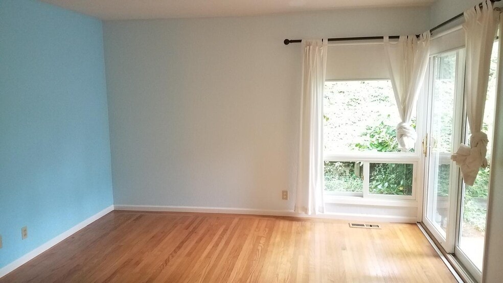 Building Photo - Spacious updated 3BR home with deck & chef’s Kitchen