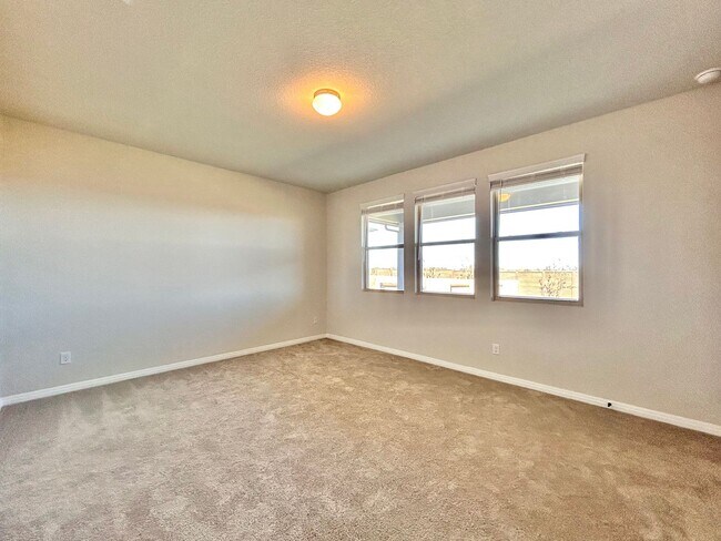 Building Photo - Spacious Modern 4/BR 3/BA Home with Stunning Features!