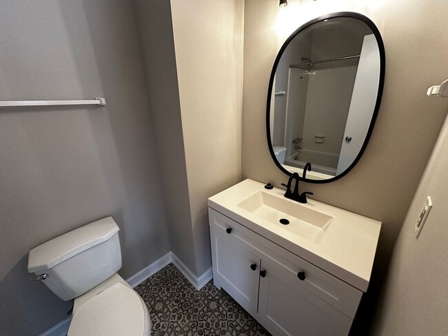 Building Photo - Convenient Townhome just off Lawndale Dr i...
