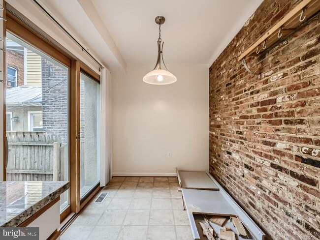 Building Photo - 827 S Charles St