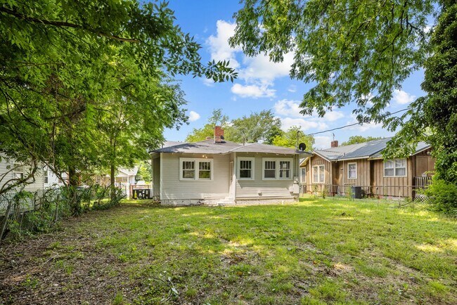 Building Photo - Charming 4 Bedroom, 2 Bathroom house