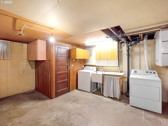 Building Photo - 2828 SE 59th Ave