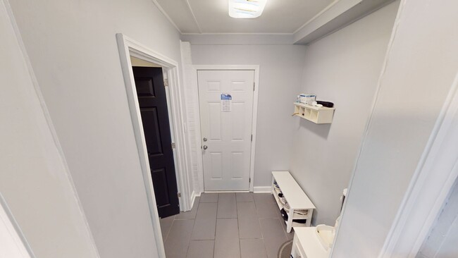 Building Photo - Fully Renovated 3 Bedroom GEM close to sho...