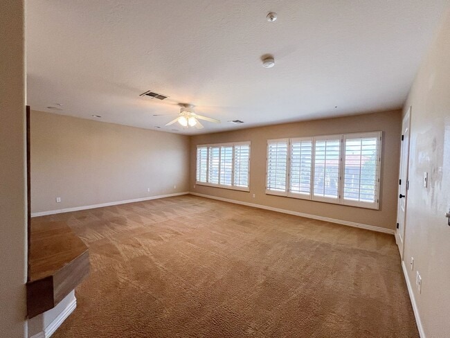 Building Photo - Stunning 5 bed/ 3.5 Bath in Pleasant Valley