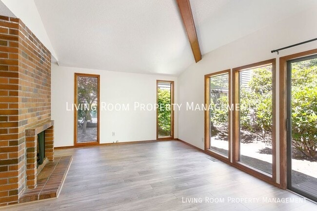 Building Photo - Mid-Centruy Single Level Townhouse - New U...
