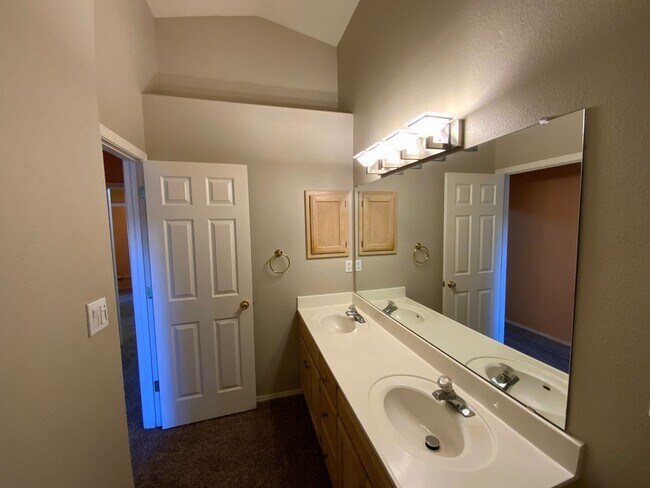 Building Photo - 3 Bedroom Single Story Home Near Unser Blv...