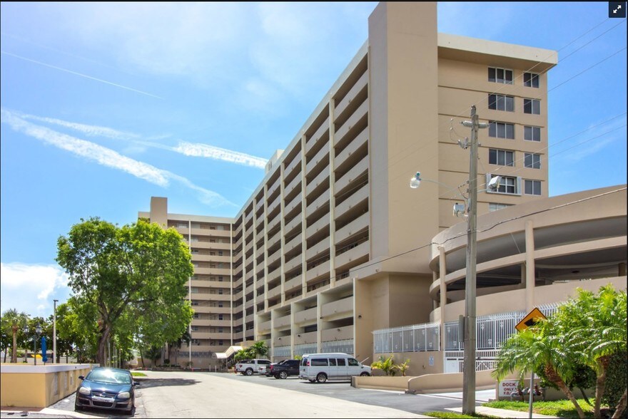 Building Photo - 3100 NE 49th St