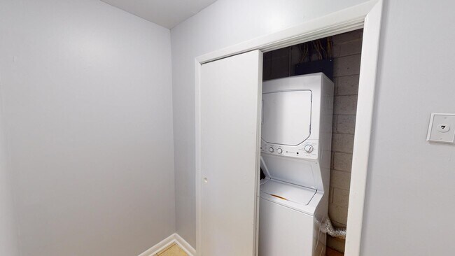 Building Photo - 4449 Malibu Dr