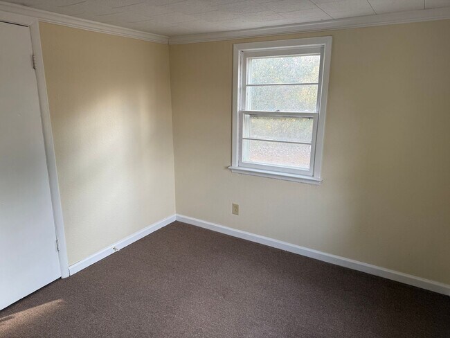 Building Photo - Quaint home located in City Limits