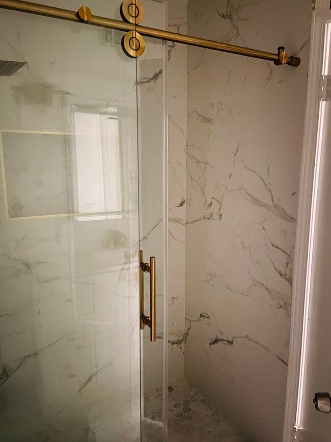 Building Photo - 3 bedrooms /2 bath Condo Available Now