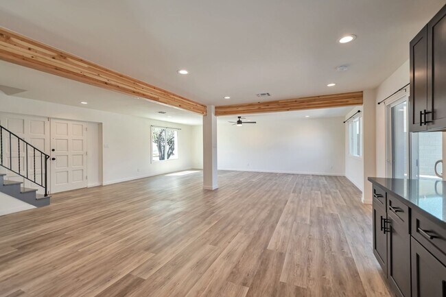 Building Photo - Huge 2 Story Home in Prime ASU neighborhood