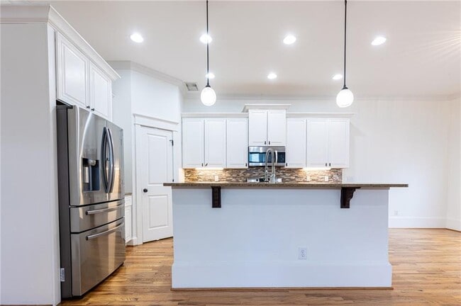 Building Photo - 2288 Oakview Rd NE