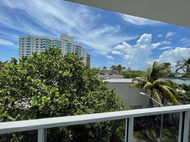 Building Photo - 5313 Collins Ave